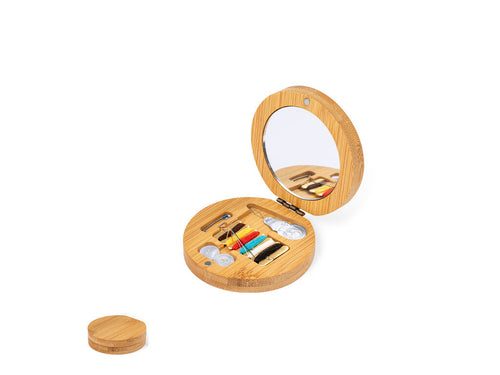 Accessori Da Viaggio Atriax Personalizzato - Pratico set da cucito, presentato in una custodia di bambù, con specchio interno e chiusura magnetica
