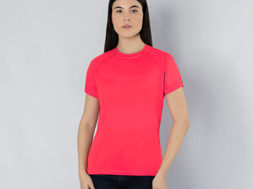 Ein kurzärmeliges technisches Raglan T-Shirt mit femininer Passform, gefertigt aus 100 % Polyester-Waffel-Interlock-Stoff, verwendet Cool Dry-Technologie, die Atmungsaktivität und schnelles Trocknen fördert - Cocker...
