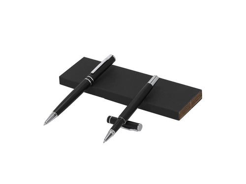 Ein Set aus Stift und Rolle aus recyceltem Aluminium im eleganten mattschwarzen Design mit markanten Accessoires in Silberlackierung - Yonder Personalisiert