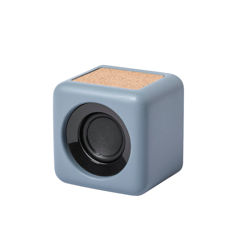 Nature Line Bluetooth® -Freisprecheinrichtung aus einer Kombination von Naturkork und Kalksteinzement, einem Konglomerat, das durch das Mischen von natürlichen Materialien, hauptsächlich gemahlenem Kalkstein und...