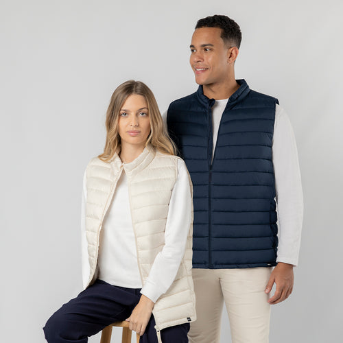 Gilet Rostol Personalizzato - Gilet unisex in morbido e caldopoliestere 100% RPET, realizzato in plastica riciclata per favorire il riutilizzo dei rifiuti plastici e contribuire alla sostenibilità del pianeta
